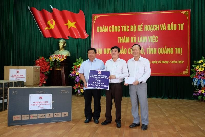 Bộ trưởng Nguyễn Chí Dũng tặng quà cho Huyện đảo Cồn Cỏ