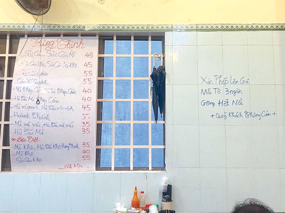 Dòng chữ “Xin phép lên giá, mỗi tô 3 ngàn. Gồng hết nổi, quý khách thông cảm!” của quán phở Hưng Thịnh (thị xã Tân Uyên, tỉnh Bình Dương) Dòng chữ “Xin phép lên giá, mỗi tô 3 ngàn. Gồng hết nổi, quý khách thông cảm!” của quán phở Hưng Thịnh (thị xã Tân Uyên, tỉnh Bình Dương)