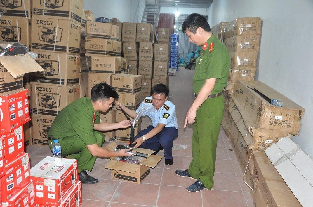 Lực lượng chức năng kiểm tra hàng hóa tại kho hàng của Cty TNHH thương mại Kl994 nhà cái bóng đá world cup Thành Đạt HD