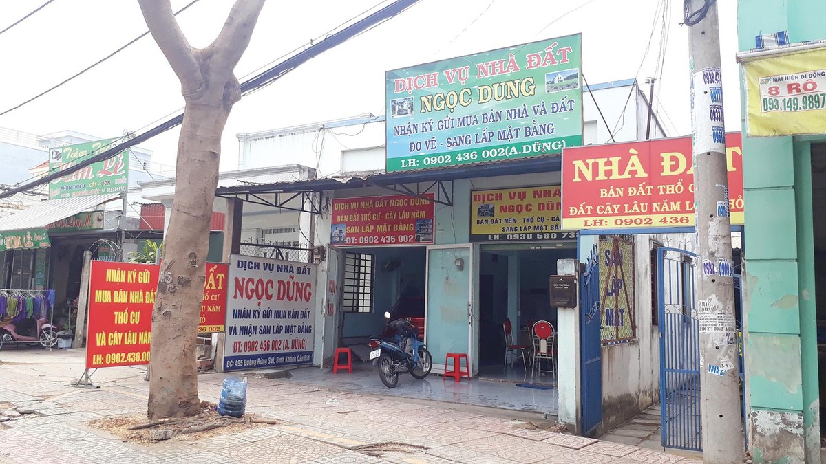 Các văn phòng dịch vụ từng mọc lên như nấm sau mưa khi thị trường đất nền Cần Giờ sốt nóng. Ảnh: Việt Dũng