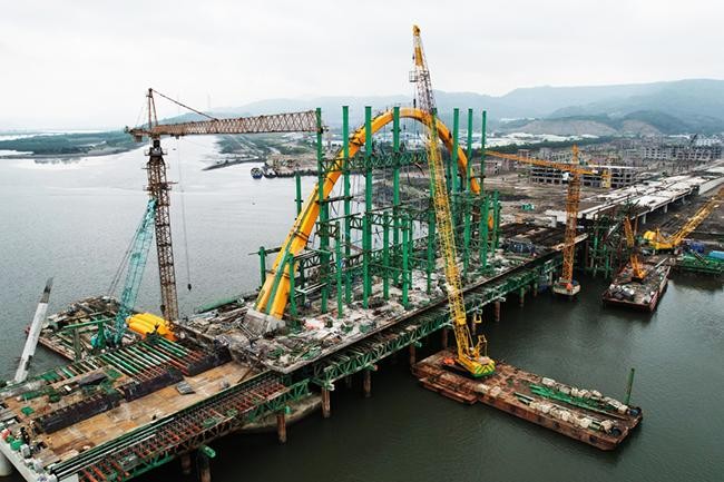 Dự án cầu Cửa Lục 3 đã phải lùi thời gian hoàn thành từ quý I/2022 sang cuối năm. Ảnh: Đỗ Phương.