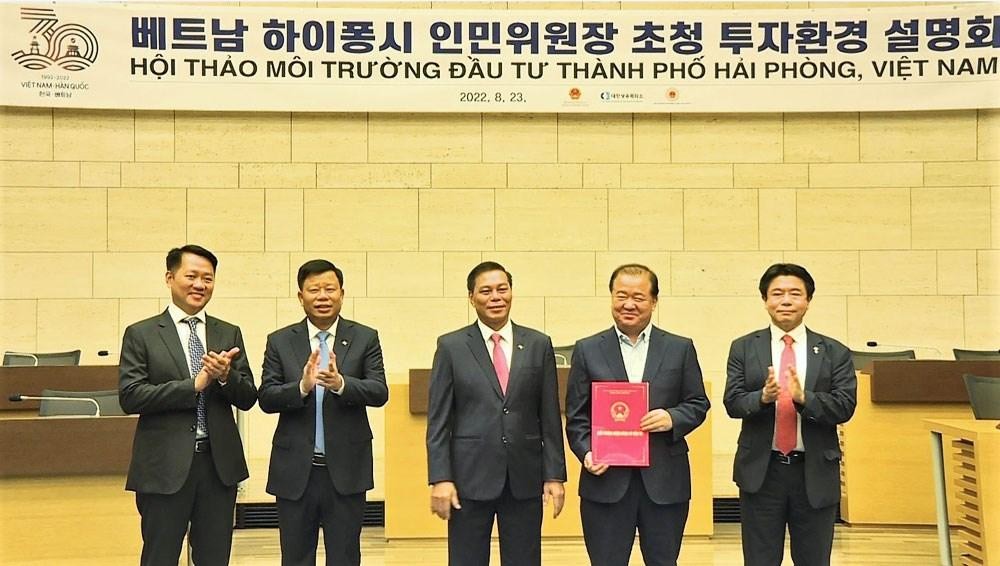 Ông Nguyễn Văn Tùng, Chủ tịch UBND TP.Hải Phòng trao Giấy chứng nhận đăng ký Kl99ok phiên bản mới cho các dự án cấp mới đến từ Hàn Quốc.