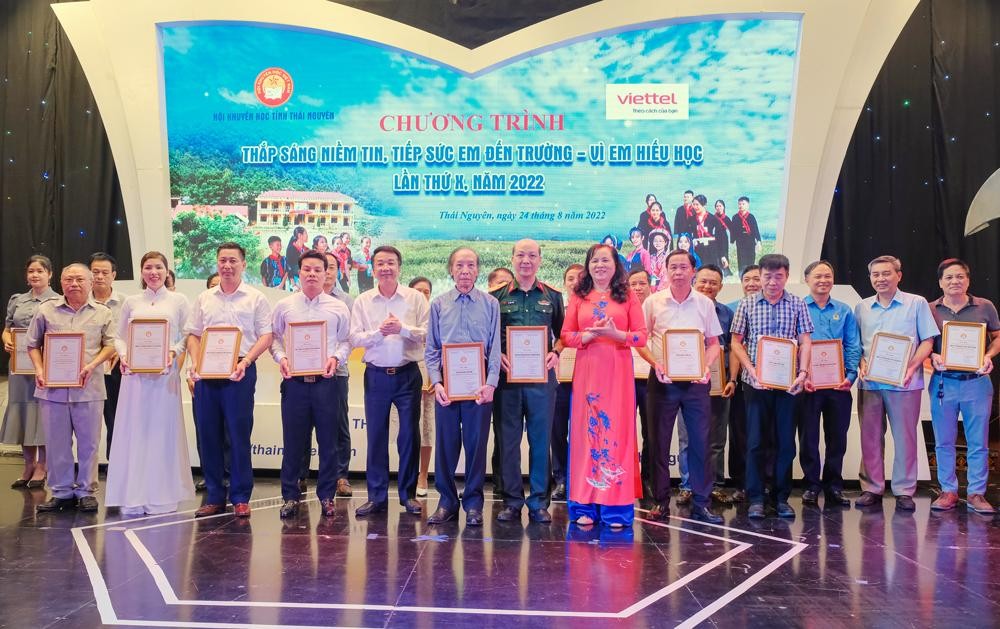 Tại chương trình, các đơn vị, cá nhân đã ủng hộ cho hoạt động khuyến học, khuyến tài của tỉnh Thái Nguyên năm 2022.
