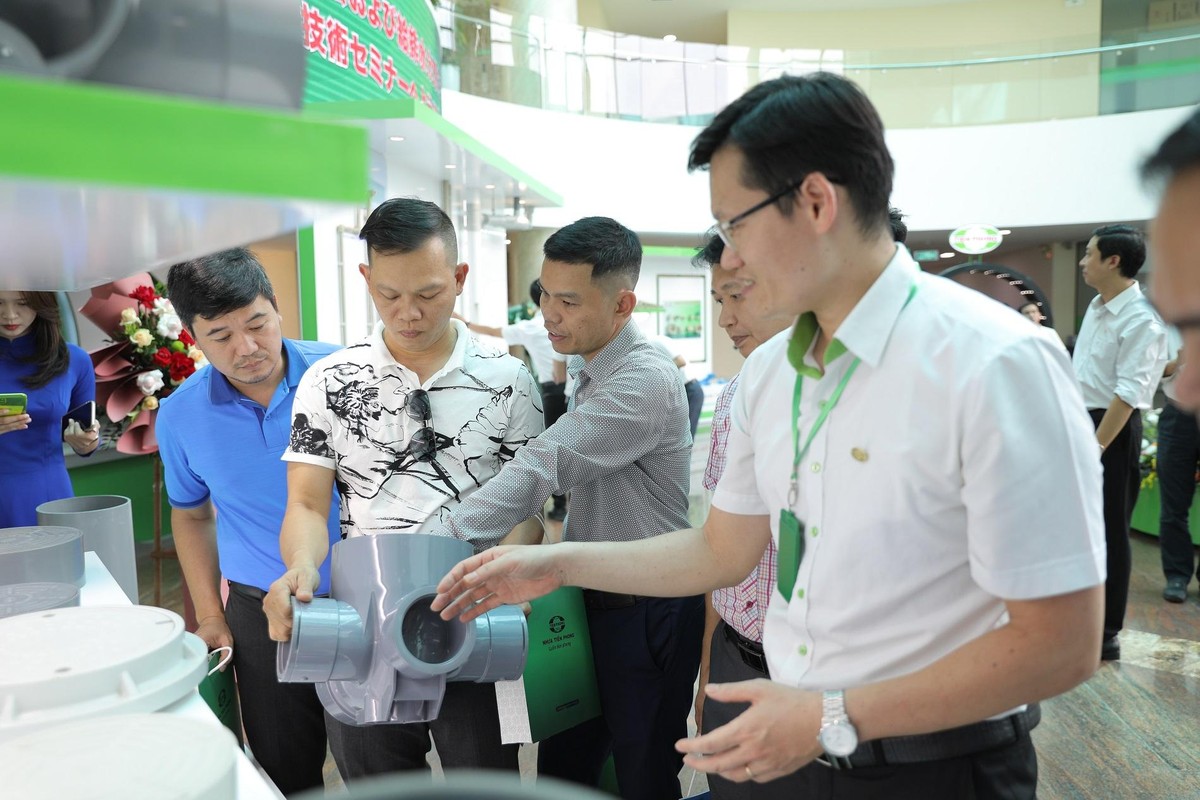 Khách hàng luôn quan tâm tới các sản phẩm mới của Nhựa Tiền Phong. Trong ảnh là sản phẩm Hố ga nhựa PVC do Nhựa Tiền Phong hợp tác cùng Sekisui nghiên cứu và Kl994 nhà cái bóng đá world cup