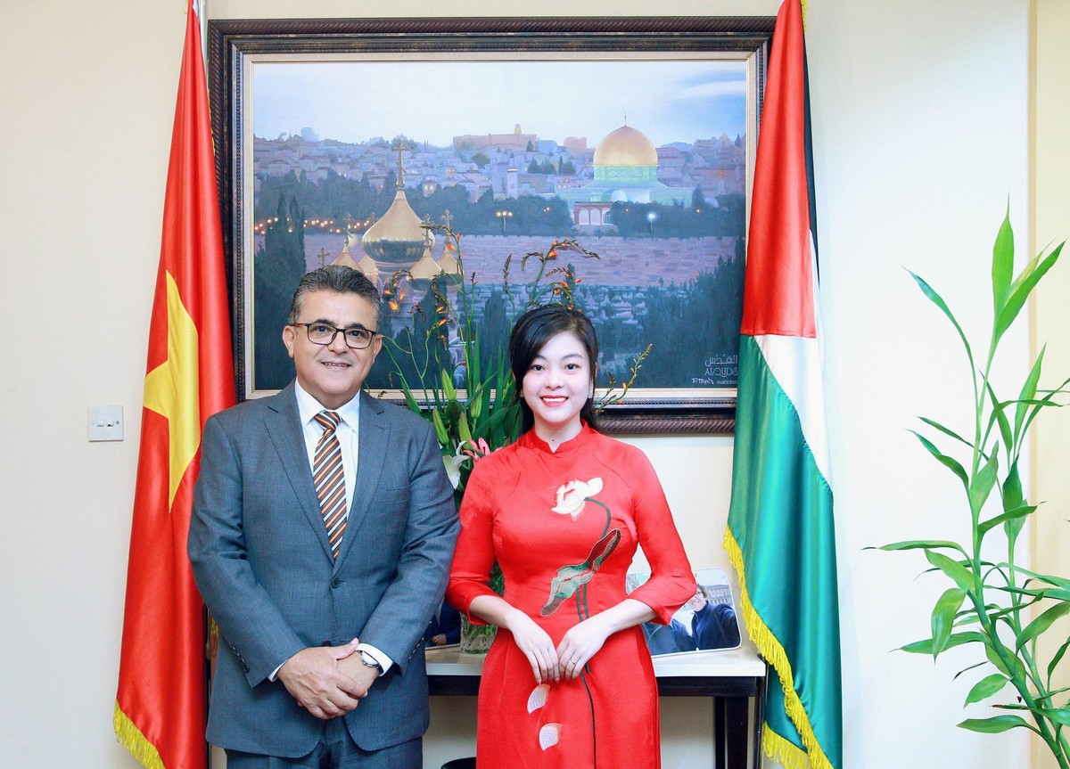 Đại sứ Saadi Salama và tác giả Hồ Hạ (nhà báo Phùng Thị Hồng Hạnh), Báo Kl99ok phiên bản mới.