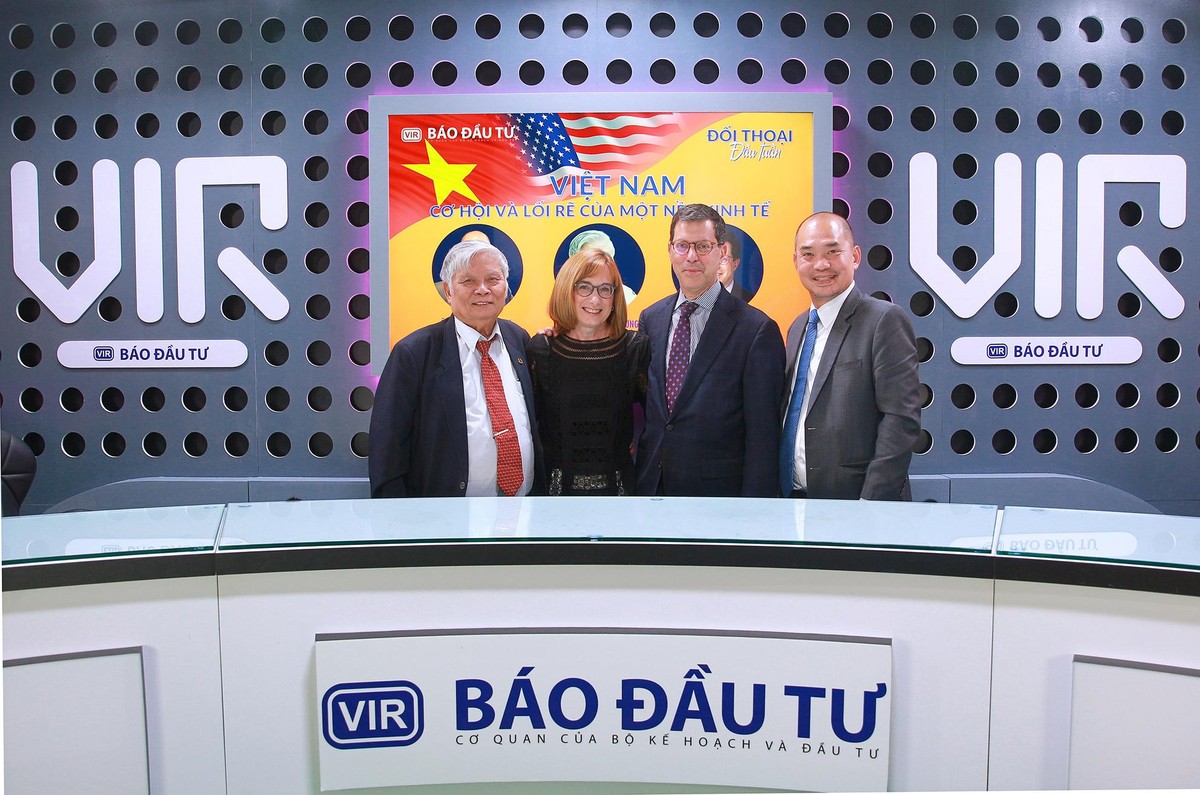 Vợ chồng ông Joe Damond, bà Cindy Long hội ngộ với ông Trần Đình Lương và ông Phạm Tuấn Anh tại chương trình Đối thoại đầu tuần với chủ đề "Việt Nam - Cơ hội và lối rẽ của một nền Kl992 cổng game cá cược" của Báo Kl99ok phiên bản mới, phát sóng ngày 29/8/2022, nhân dịp kỷ niệm 77 năm Ngày Quốc khánh nước Cộng hòa Trang Chủ KL99Com Số 1 Link Đăng Ký KL999 Chủ nghĩa Việt Nam (2/9/1945 - 2/9/2022)