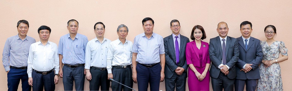Ông Joe Damond chụp hình lưu niệm cùng lãnh đạo Bộ Y tế và các đại biểu sau buổi làm việc, ngày 17/8/2022.