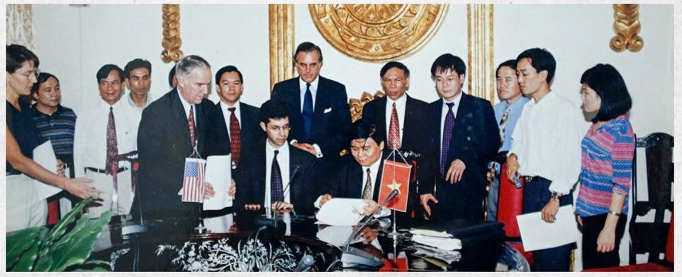 Ông Joe Damond và ông Nguyễn Đình Lương trên bàn đàm phán Hiệp định BTA (Ảnh: nhân vật cung cấp) Ông Joe Damond và ông Nguyễn Đình Lương trên bàn đàm phán Hiệp định BTA (Ảnh: nhân vật cung cấp)