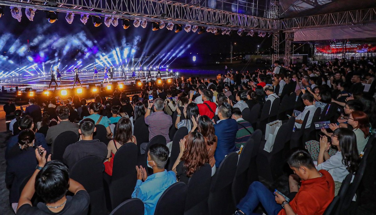 Hơn 1.000 khán giả đã có mặt tại The Global City, thưởng thức những các màn trình diễn đặc sắc