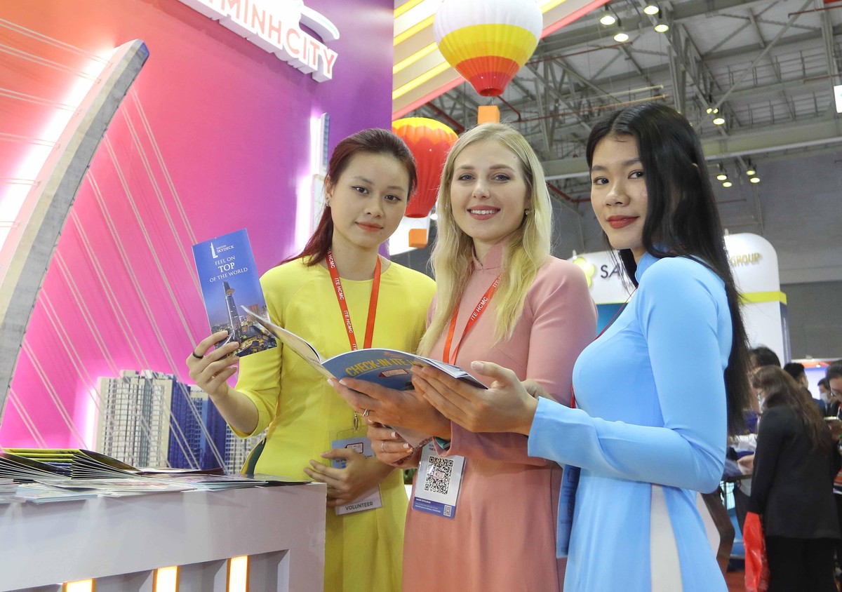 Bạn Katazryna Ewa Kenny (giữa) tình nguyện viên người Ba Lan do yêu thích những điểm đến ở TP.HCM nên đã tình nguyện đến giới thiệu cảnh đẹp cho bạn bè quốc tế. Bạn Katazryna Ewa Kenny (giữa) tình nguyện viên người Ba Lan do yêu thích những điểm đến ở TP.HCM nên đã tình nguyện đến giới thiệu cảnh đẹp cho bạn bè quốc tế.