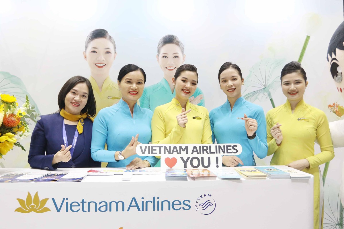 Các cô gái xinh đẹp của Vietnam Airlines chào những tour quốc tế và nội địa. Các cô gái xinh đẹp của Vietnam Airlines chào những tour quốc tế và nội địa.