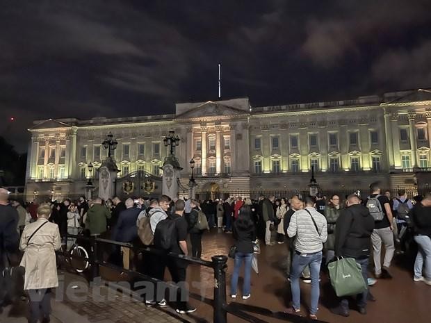 Người dân đổ tới Cung điện Buckingham để tưởng niệm Nữ hoàng Anh. (Ảnh: Minh Hợp/Vietnam+)