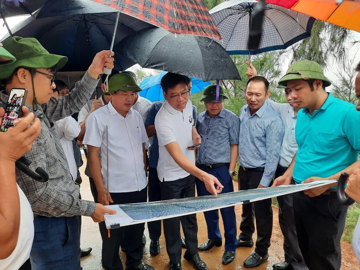 Đoàn công tác của Bộ GTVT khảo sát hiện trường địa điểm quy hoạch khu cảng chuyên dùng Triệu Lăng, huyện Triệu Phong