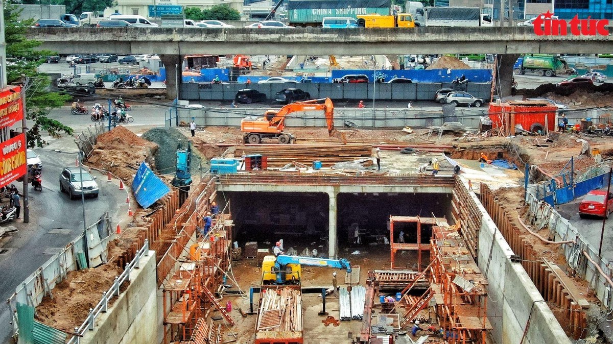 Hạng mục lắp đặt thành bê tông bó hai bên đường Tố Hữu, Lê Văn Lương dự kiến hoàn thành trước 20/9/2022.