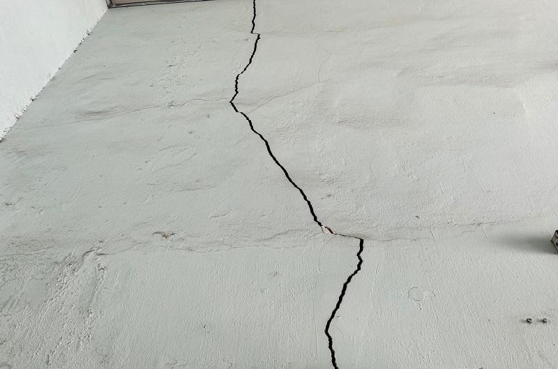 Bứt tường bị nứt toác khiến ông Bùi Thanh Lang sống bất an trong chính ngôi nhà của mình.