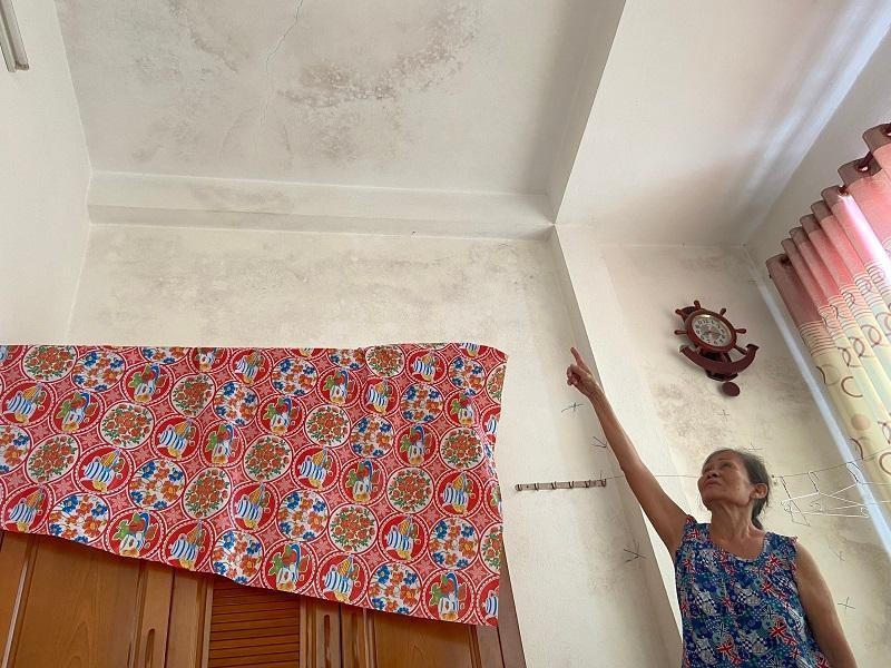 Người dân chỉ mong sớm được nhận bồi thường để sửa chữa nhà cửa.