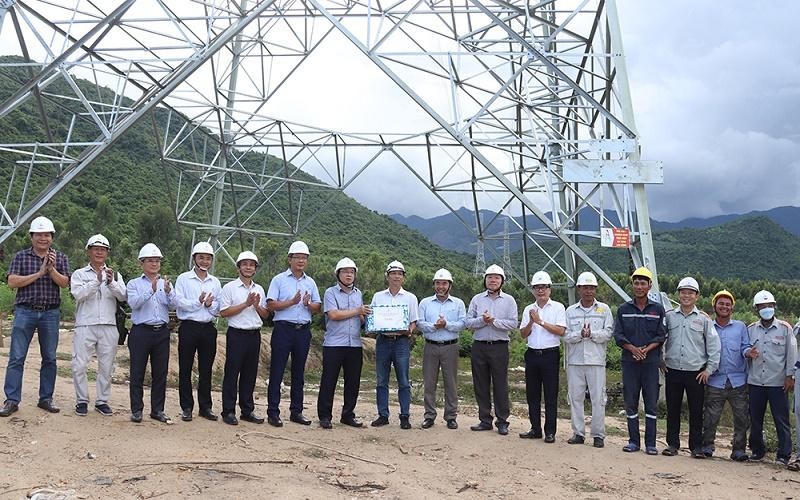 Lãnh đạo EVNNPT động viên người lao động tại công trường