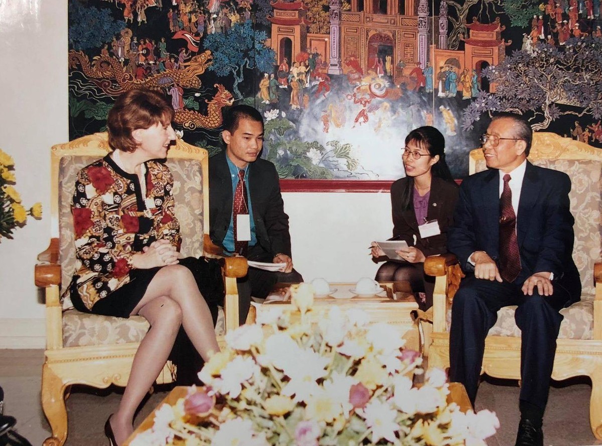 Ông Phạm Tuấn Anh phiên dịch cho bà Charlene Barshefsky, Đoàn thương mại Hoa Kỳ trong chuyến thăm và làm việc tại Việt Nam, năm 2000.