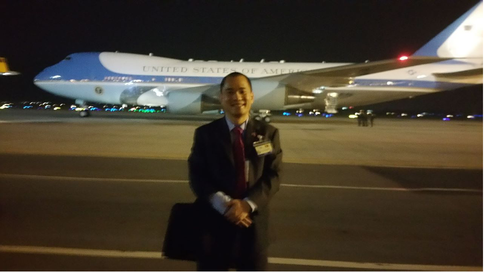 Ông Phạm Tuấn Anh chuẩn bị đón Tổng thống Obama ở Nội Bài đêm 22/5/2016.