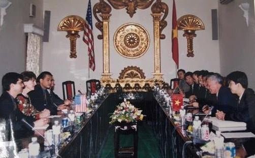 Ông Phạm Tuấn Anh phiên dịch cho bà Charlene Barshefsky, đại diện thương mại Hoa Kỳ, tại Hội đàm giữa Bộ Thương mại và Đoàn thương mại Hoa Kỳ, năm 2000.