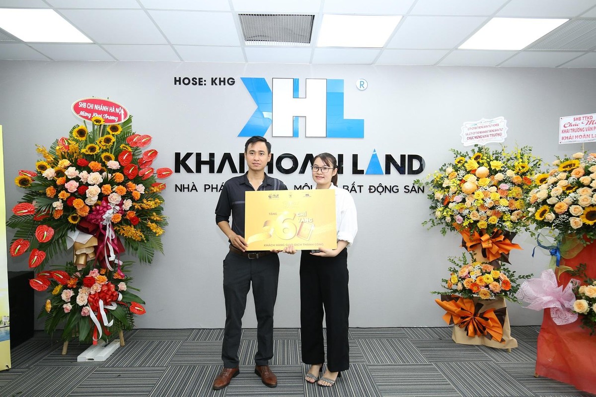 Khách hàng nhận được quà tặng vàng khi có giao dịch thành công Khách hàng nhận được quà tặng vàng khi có giao dịch thành công