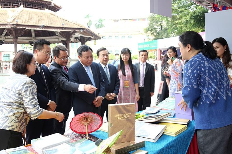 Các đại biểu tham quan gian hàng sách.