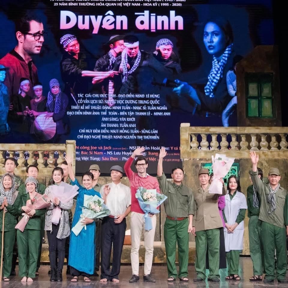 Vai người lính Mỹ trong vở "Duyên định" là một vai diễn khó, đòi hỏi nhiều kỹ năng diễn xuất. Vai người lính Mỹ trong vở "Duyên định" là một vai diễn khó, đòi hỏi nhiều kỹ năng diễn xuất.