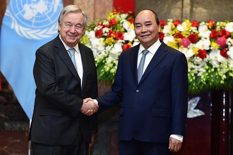 Chủ tịch nước Nguyễn Xuân Phúc với Tổng Thư ký Liên hợp quốc António Guterres tại lễ đón.