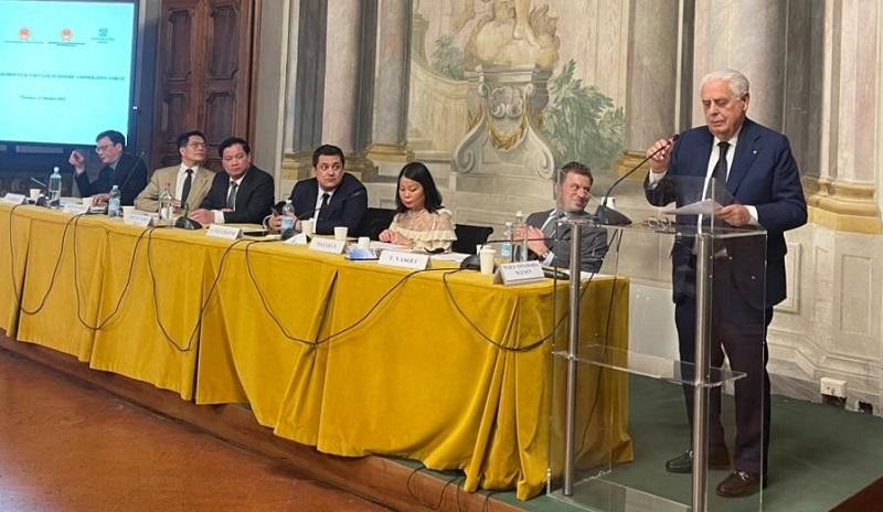 Ông Maurizio Bigazzi, Chủ tịch Liên đoàn giới chủ Toscana và Firenze phát biểu tại hội thảo Ông Maurizio Bigazzi, Chủ tịch Liên đoàn giới chủ Toscana và Firenze phát biểu tại hội thảo