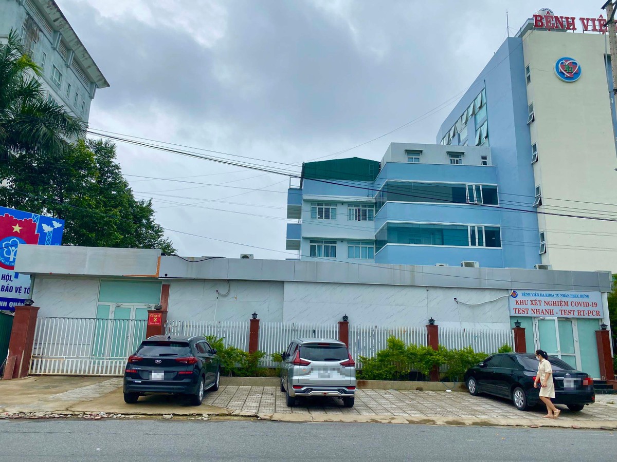 Khối phòng khám 4 tầng kiên cố, kết cấu bê tông cốt thép được xây dựng không phép tại Bệnh viện Đa khoa tư nhân Phúc Hưng. Ảnh: T.C Khối phòng khám 4 tầng kiên cố, kết cấu bê tông cốt thép được xây dựng không phép tại Bệnh viện Đa khoa tư nhân Phúc Hưng. Ảnh: T.C