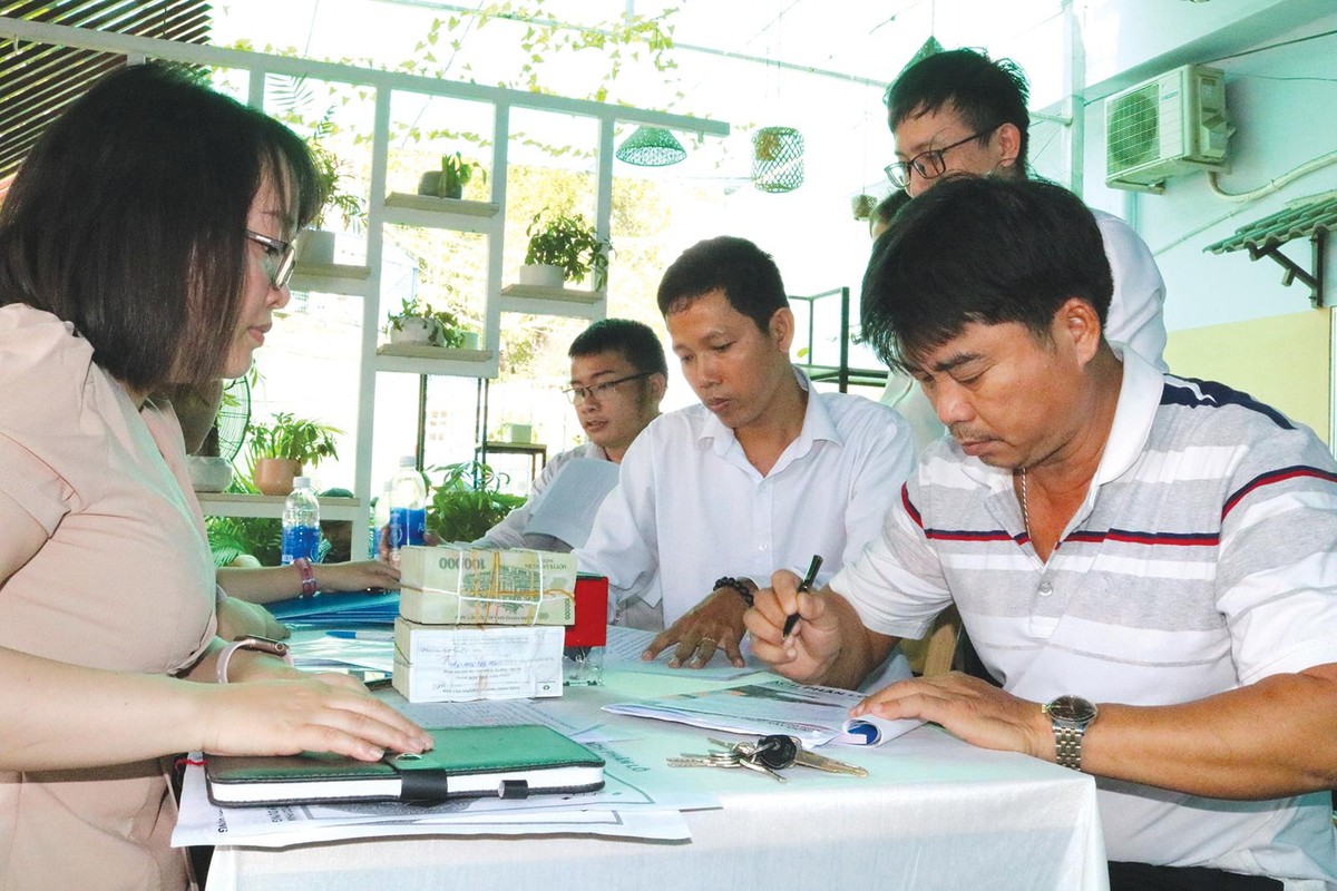 Đặt cọc mua nhà. Ảnh: Việt Dũng