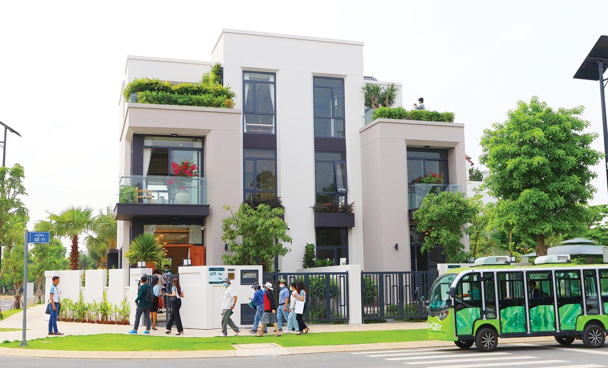 Khách hàng đi xem nhà tại dự án Aquacity Đồng Nai