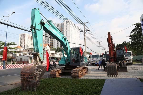 Tỉnh Bình Dương gấp rút chuyển vốn từ dự án không có khả năng giải ngân sang các dự án giải ngân cao để hoàn thành chỉ tiêu giải ngân Kl99ok phiên bản mới công đạt 85% năm 2022. Trong ảnh nhà thầu đang thi công mở rộng Quốc lộ 13.