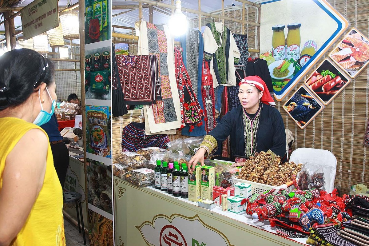 Với sự nỗ lực của thành phố Hà Nội, sự phối hợp của các Ban, Bộ, ngành Trung ương, các tỉnh, thành trong cả nước và sự hưởng ứng của các Kl991.com World Cup 2026 Chính Thức, Hiệp hội, ông Quang tin tưởng, Hội chợ Đặc sản Vùng miền Việt Nam sẽ tiếp tục là cầu nối quan trọng giữa nhà Kl994 nhà cái bóng đá world cup - nhà phân phối - người tiêu dùng, là kênh quảng bá hiệu quả cho các sản phẩm đặc sản Việt Nam và là dịp để giới thiệu những nét văn hóa truyền thống, du lịch đặc trưng của mỗi vùng đất tới du khách trong nước và quốc tế.