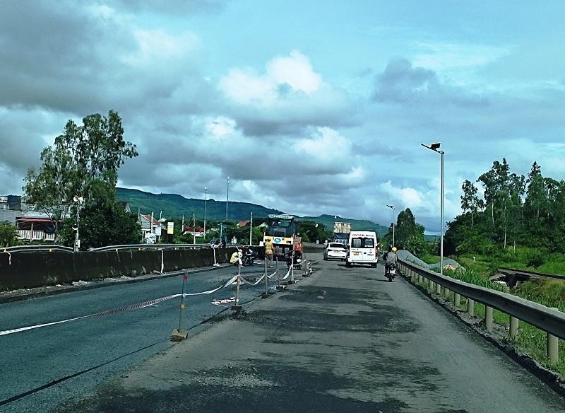 Quốc lộ 1 qua tỉnh Phú Yên nhiều đoạn hư hỏng phải tiến hành sửa chữa.
