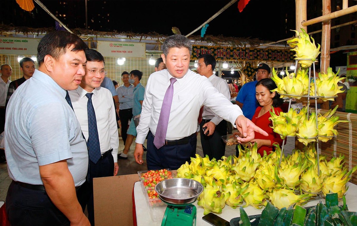 Các vị lãnh đạo đi thăm các gian hàng tại Hội chợ
