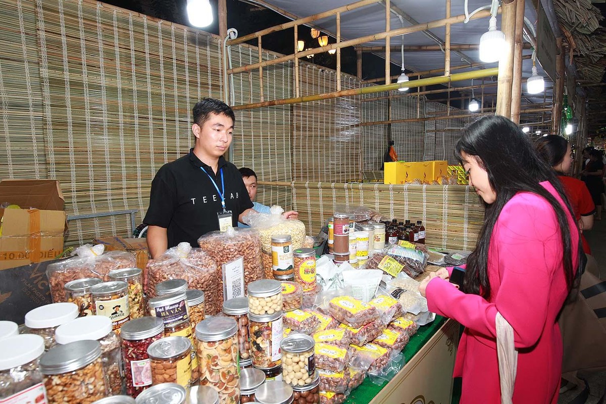 Bên cạnh đó, các hoạt động quảng bá du lịch, văn hóa truyền thống vùng miền, trình diễn ẩm thực, tư vấn, kết nối Kl991.com World Cup 2026 Chính Thức cũng được tổ chức trong thời gian diễn ra Hội chợ.