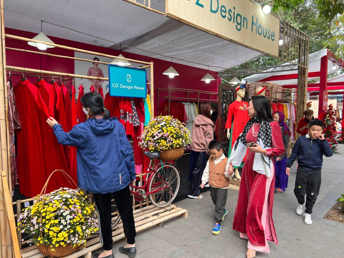 Lễ hội áo dài du lịch Hà Nội 2022 là sự kết hợp giữa âm nhạc, ánh sáng và trình diễn áo dài 3 miền Bắc - Trung - Nam của Hà Nội - Huế - TP.HCM...