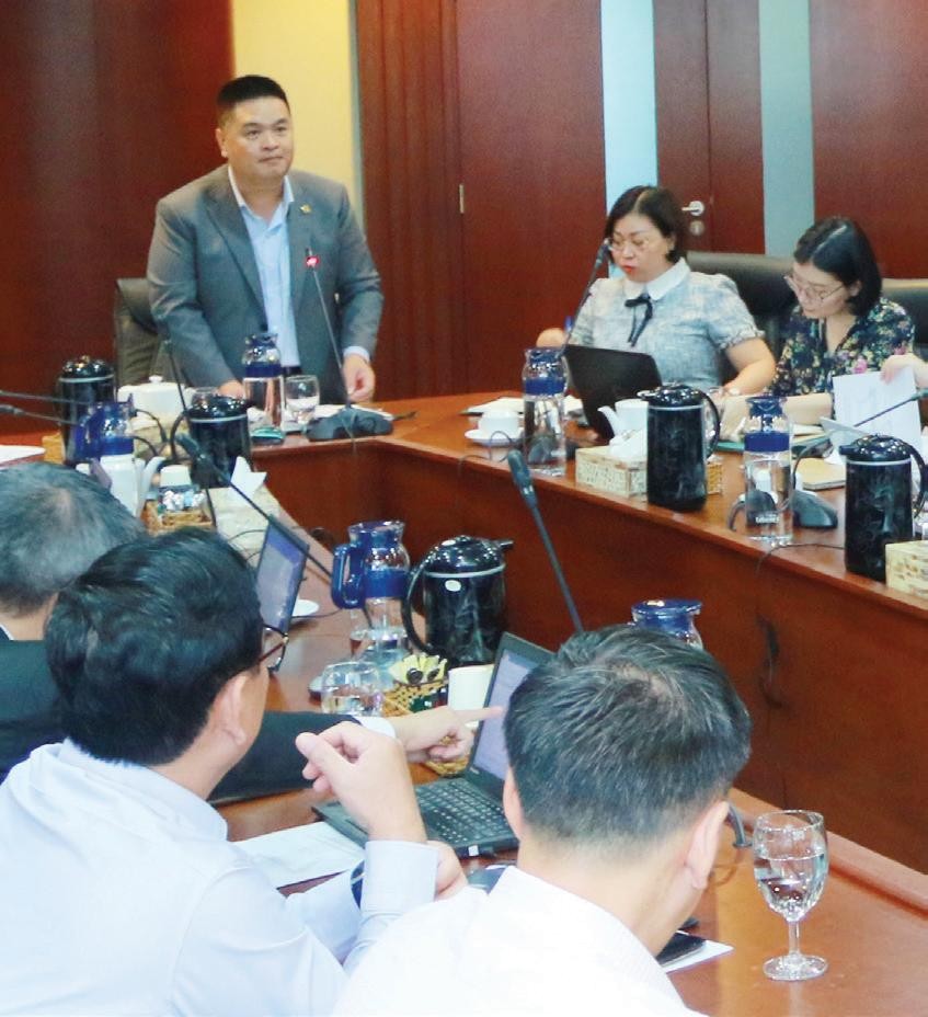 Ông Nguyễn Vũ Quang Trung (đứng), Phó tổng giám đốc HOSE, đại diện Ban tổ chức trao đổi cùng Hội đồng bình chọn nhằm tìm ra những gương mặt sáng giá của năm nay