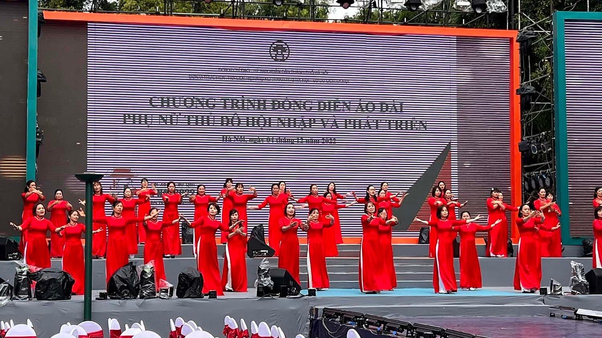 Đáng chú ý là, chương trình biểu diễn nghệ thuật và đồng diễn áo dài của Hội Liên hiệp Phụ nữ Thành phốHà Nội có sự tham gia của của 700 phụ nữ đến từ các khối, các tổ chức và gia đình với nhiều thế hệ sẽ là hoạt động quy mô lớn, ấn tượng trong sự kiện.