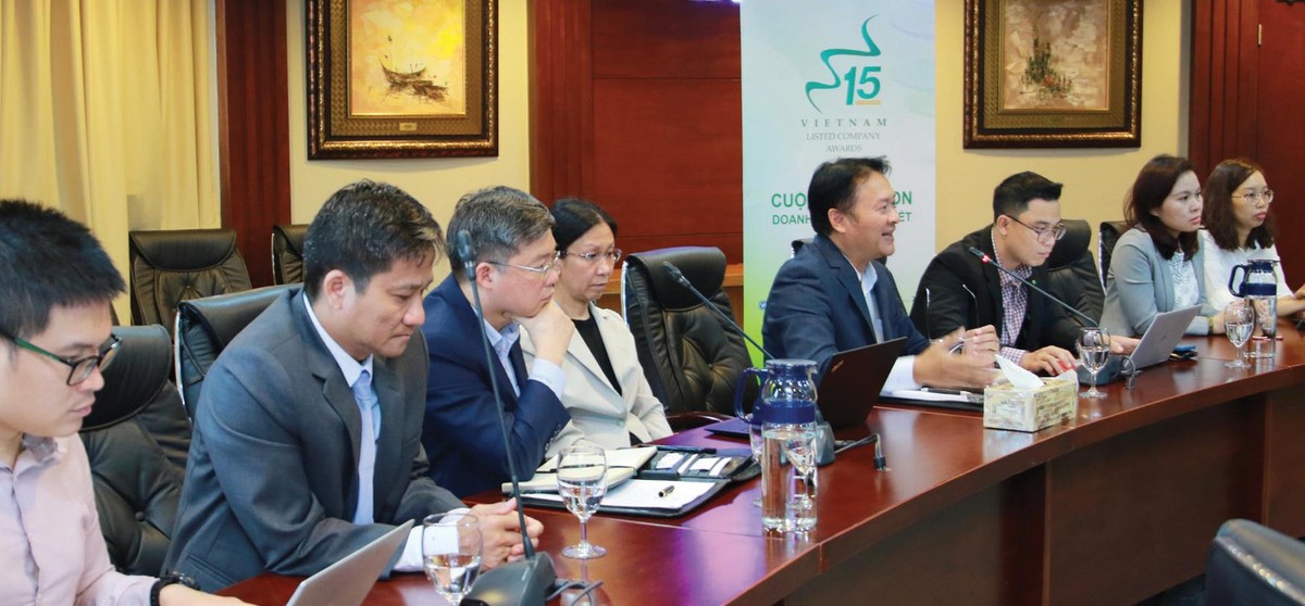 Trong ảnh là 4 công ty kiểm toán hàng đầu (Big 4) gồm: Deloitte, Ernst &amp; Young, KPMG và PwC cùng bàn luận về kết quả Sơ khảo nhằm đảm bảo tính chính xác, khách quan và chuyên sâu trong việc xét chọn