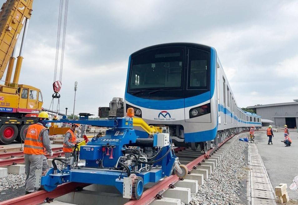 Công nhân đang vận hành thử đoàn tàu metro số 1 tại phường Long Bình, TP. Thủ Đức. Ảnh: Lê Toàn