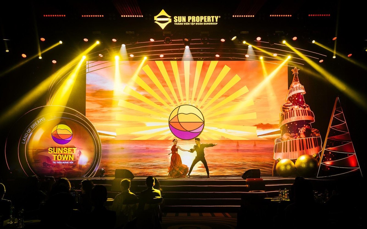 Sân khấu ấn tượng ra mắt thị trấn Hoàng hôn Sunset town