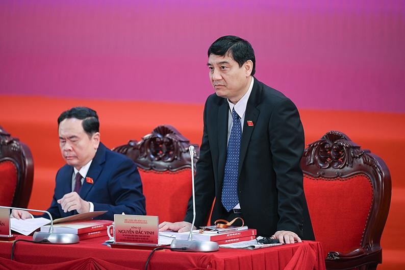 Chủ nhiệm Ủy ban Văn hóa, Giáo dục Nguyễn Đắc Vinh điều hành tham luận.