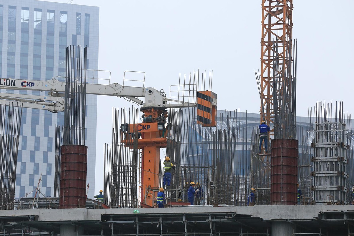 Nhiều dự án tiếp tục thi công, chờ ngày ra hàng. Ảnh: Dũng Minh