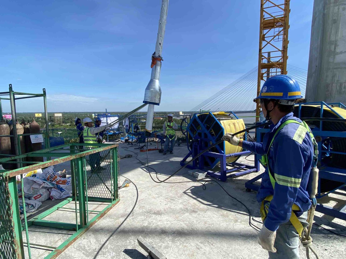 Nhiều công nhân tình nguyện làm việc xuyên tết sẵn sàng bám công trình để lao động cho ngày nối nhịp bờ vui sông Tiền và góp phần nối KL99 là nhà cái cá cược trực tuyến hàng đầu tại châu Á Bắc- Nam liền mạch.