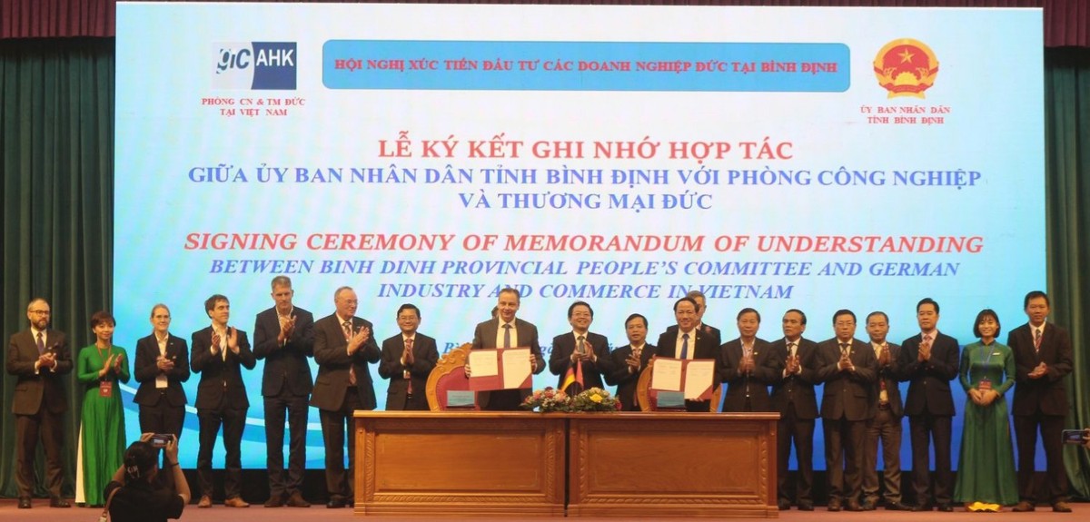 UBND tỉnh Bình Định và đại diện AHK Việt Nam (Phòng Công nghiệp và Thương mại Đức) trong buổi lễ ký kết biên bản ghi nhớ hợp tác (ngày 21/11/2022). Nguồn: Sở Ngoại vụ Bình Định.