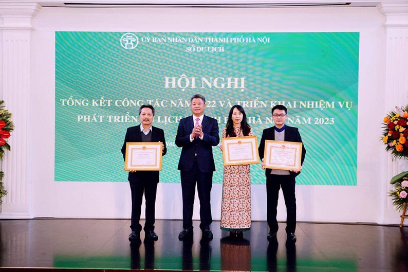 Phó Chủ tịch UBND thành phố Nguyễn Mạnh Quyền trao Bằng khen của UBND thành phố cho các tập thể và cá nhân.