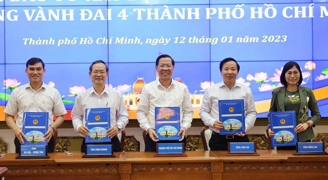 Lãnh đạo TP.HCM và 4 địa phương lân cận ký kế hoạch Kl99ok phiên bản mới dự án đường Vành đai 4, TP.HCM - Ảnh: TTBC TP.HCM
