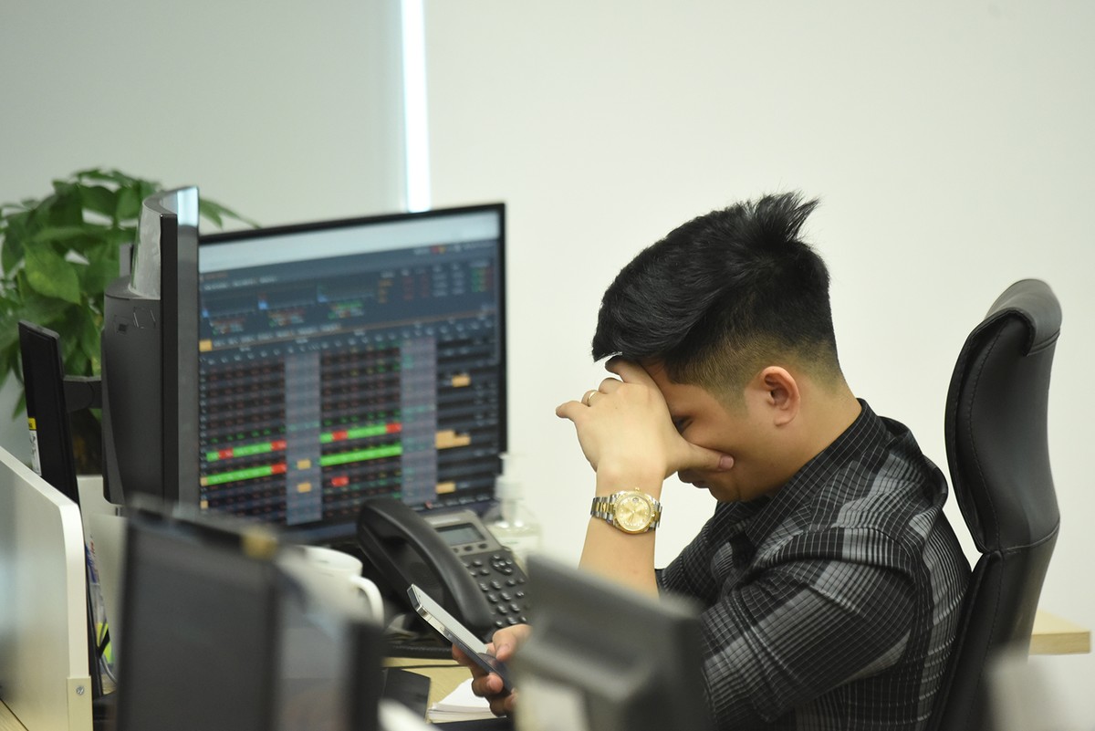VN-Index kết thúc năm trong sắc đỏ và chỉ số giảm cho cả năm 2022 tới 32,78%. Từ mức đỉnh trên 1.530 điểm (ngày 6/1/2022), VN-Index đã có lúc rơi xuống đáy 873 điểm (ngày 16/11/2022). Trong đó, có những phiên giao dịch địa chấn với việc giảm điểm kỷ lục như ngày 25/4/2022, VN-Index giảm tới 68 điểm. Thị trường trong một thời gian dài chìm trong sắc đỏ khiến nhiều nhà Kl99ok phiên bản mới tắt máy, xóa app, nói lời tạm biệt sàn 99Kl99 link đăng nhập